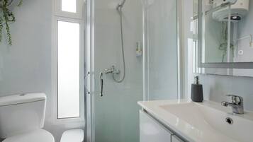 Dusche, Haartrockner, Handtücher