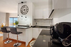 Refrigerador, microondas, parrilla de estufa y cafetera y tetera 