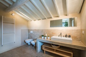 Douche, sèche-cheveux, serviettes fournies