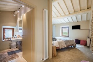 1 bedroom, free WiFi, bed sheets - Chic Apartment "Mandorlo en Brotes" Tuscany, Shared Pool & Jacuzzi, Air Conditioning (Sovicille)