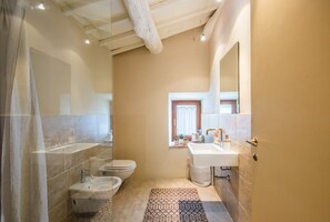 Shower, free toiletries, hair dryer, towels - Chic Apartment "Mandorlo en Brotes" Tuscany, Shared Pool & Jacuzzi, Air Conditioning (Sovicille)