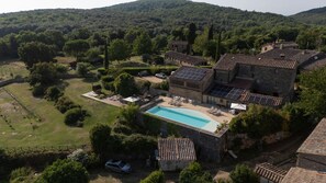 A villa with a swimming pool, solar panels, and a garden. - Tuscan Escape – Charming Apartments with Pool, Jacuzzi, Sauna, Vineyards & Forests near Siena (Sovicille)