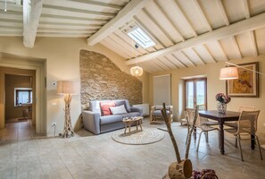 TV - Chic Apartment "Mandorlo en Brotes" Tuscany, Shared Pool & Jacuzzi, Air Conditioning (Sovicille)