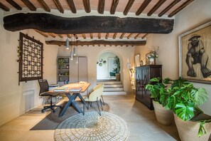 Dining - Chic Apartment "Mandorlo en Brotes" Tuscany, Shared Pool & Jacuzzi, Air Conditioning (Sovicille)