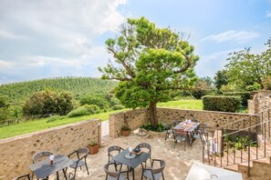 Outdoor dining - Apartment 'Brotes Castagno' with Shared Pool, Wi-Fi and Air Conditioning (Sovicille)