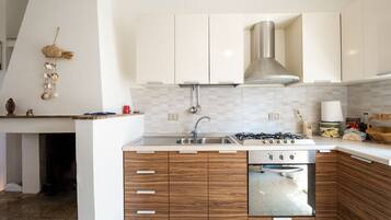 Frigorifero, forno, piano cottura, bollitore elettrico