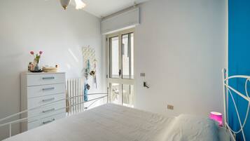 1 camera, ferro/asse da stiro, lenzuola