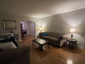 Living area - 4 Bedroom Home with Pool Table (Murfreesboro)