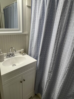 Shower, hair dryer, towels - 4 Bedroom Home with Pool Table (Murfreesboro)