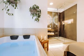 DOUBLE ROOM WITH HOT TUB | Bathroom | Separate tub and shower, jetted tub, rainfall showerhead - Dirium - exclusive rooms (Monopoli)
