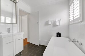 Bathtub, hair dryer, towels - Hope St Cottage III - Elegant & Cosy, Sleeps 6 (Bathurst)
