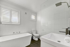 Badewanne, Haartrockner, Handtücher, Shampoo