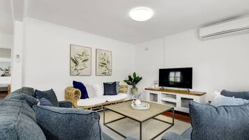 Een televisie en een kantoor