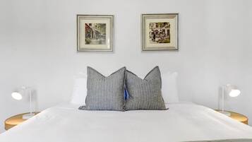 3 slaapkamers, een strijkplank/strijkijzer, reisbedje, wifi