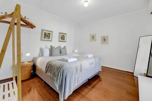 3 bedrooms, iron/ironing board, travel cot, WiFi - Hope St Cottage III • Private Patio • Walk to CBD (Bathurst)
