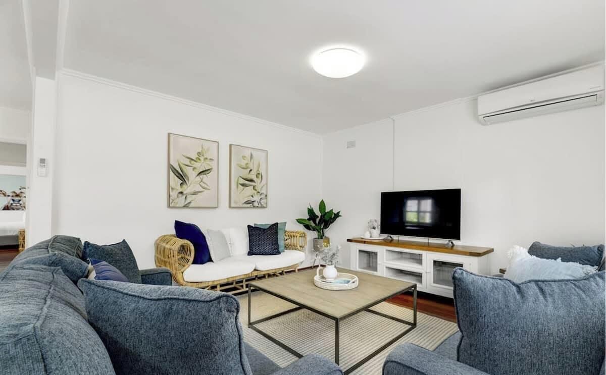 Una televisión, una oficina