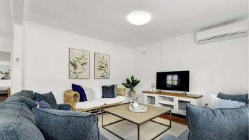 Una televisión, una oficina