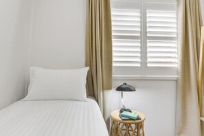 3 bedrooms, iron/ironing board, travel cot, WiFi - Hope St Cottage III • Private Patio • Walk to CBD (Bathurst)