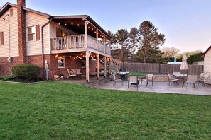 Outdoor dining - Beautiful Home with Stunning Views in Lancaster (Paradise)