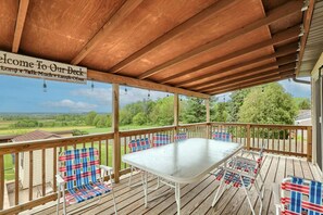 Outdoor dining - Beautiful Home with Stunning Views in Lancaster (Paradise)