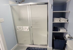 Shower, hair dryer, towels, soap - Beautiful Home with Stunning Views in Lancaster (Paradise)