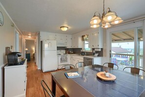 Fridge, microwave, oven, stovetop - Beautiful Home with Stunning Views in Lancaster (Paradise)