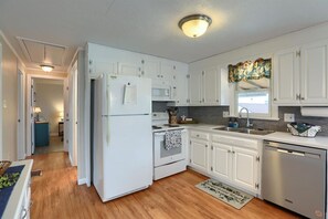 ثلاجة، ميكروويف، فرن، موقد طهي مسطح