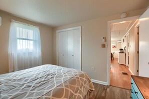 Desk, iron/ironing board, travel crib, free WiFi - Beautiful Home with Stunning Views in Lancaster (Paradise)