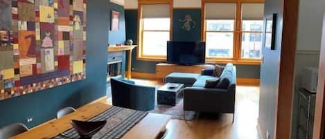 Una Smart TV, una chimenea, un reproductor de DVD, libros