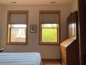 2 Schlafzimmer, Schreibtisch, Bügeleisen/Bügelbrett, Reisekinderbett