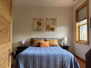 2 عدّة غرف نوم ومكتب ومكواة/لوح كي وسرير سفر