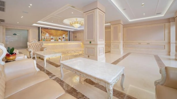 A spacious lobby with a reception desk, plush seating, and a chandelier. - Vienna Hotel (Huidong Jilong) (Huidong)