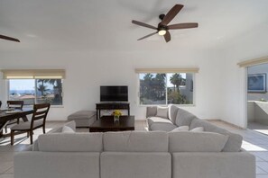 Smart TV - Ocean View, Pool, Private Beach! (Cabo Bello)