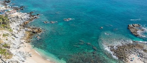 沙滩椅、沙滩毛巾