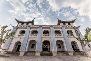 A traditional building with multiple arches and a tiled roof. - Gaofu Linyuan Hotel (Yao'an)