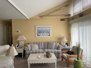 TV connectée, lecteur de DVD, livres, chaîne hi-fi