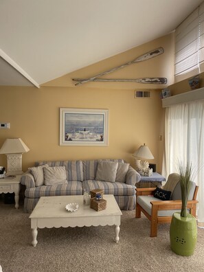 Smart-TV, DVD-Player, Bücher, Stereoanlage