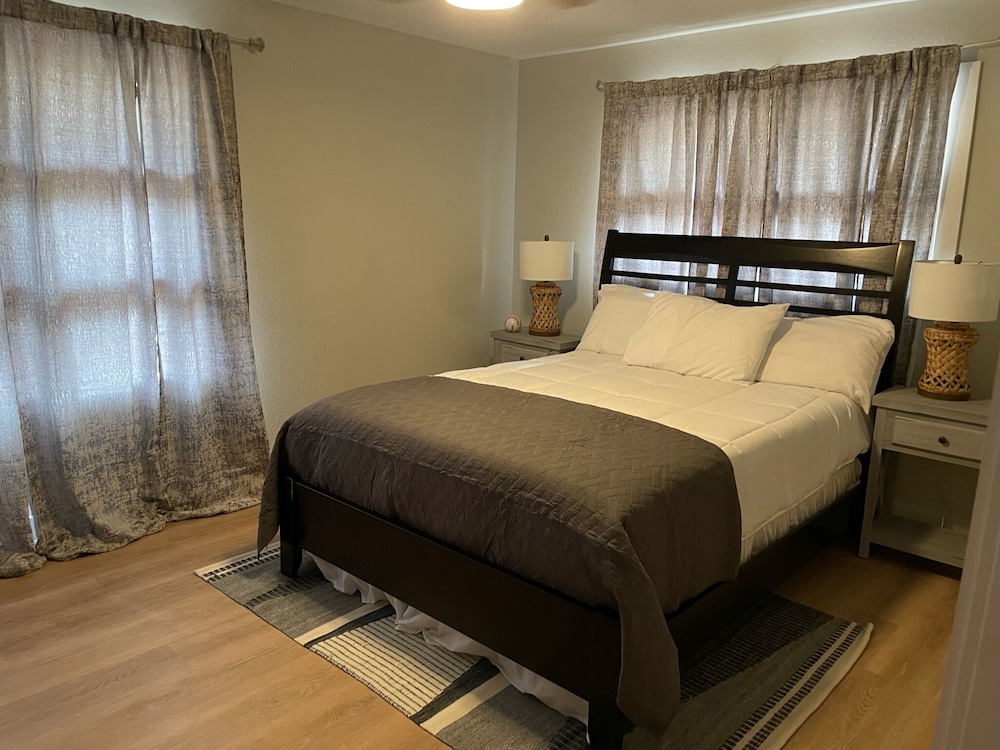 Lakefront Family Retreat on Lake Marble Falls. Dock your boat