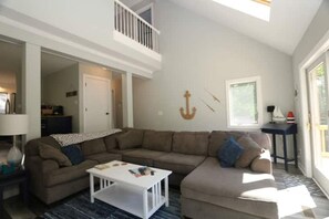 Televisión, chimenea, futbolito y tenis de mesa