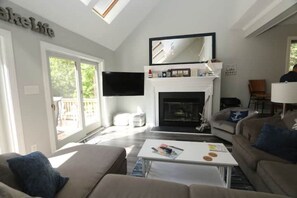 Televisión, chimenea, futbolito y tenis de mesa