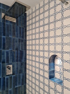 Regadera, secadora de cabello, bidet, toallas 
