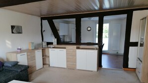 A spacious living area with a kitchen, a dining table, and a sofa. - Apartment Oels Witzenhausen OG incl. balcony (Witzenhausen)