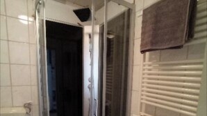 Douche, serviettes fournies