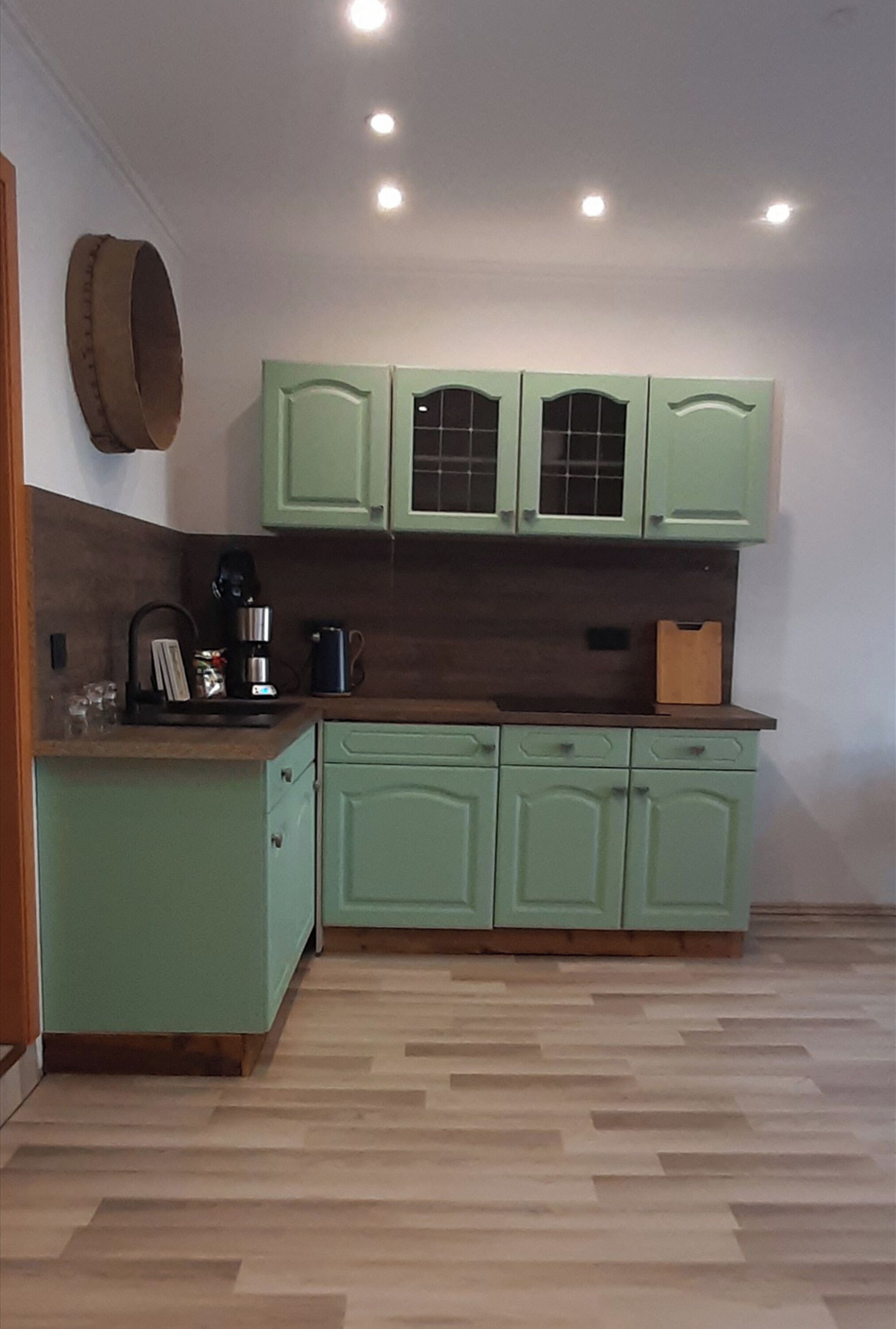 Kühlschrank, Wasserkocher mit Kaffee-/Teezubehör, Toaster, Hochstuhl