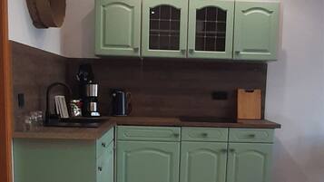 Kühlschrank, Wasserkocher mit Kaffee-/Teezubehör, Toaster, Hochstuhl