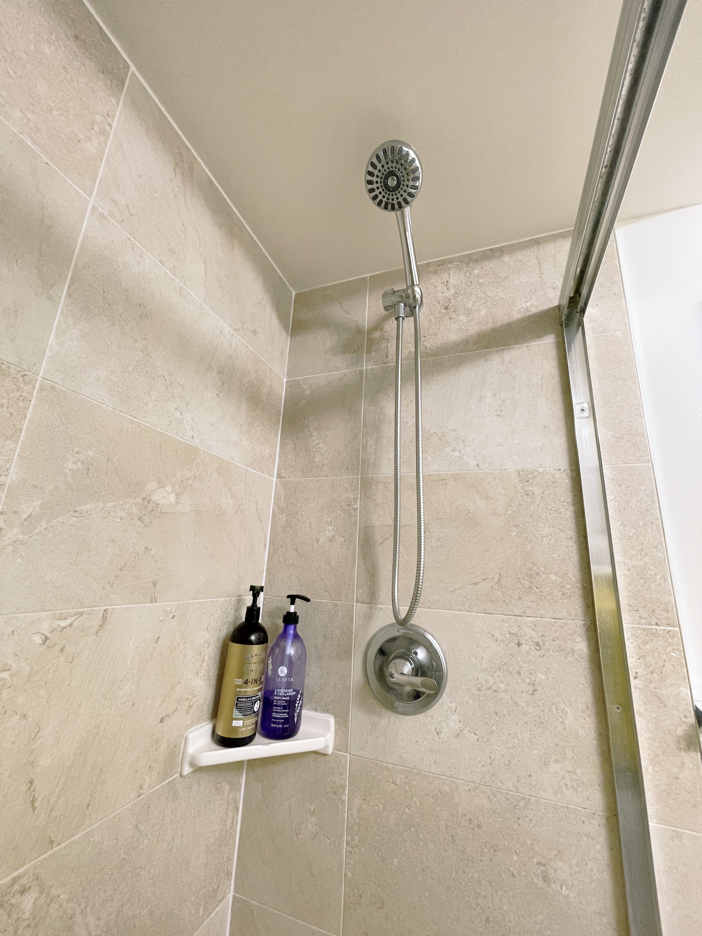 Een douche, een haardroger, handdoeken, zeep