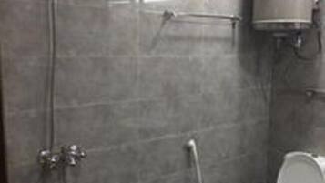 Habitación Deluxe doble | Baño | Ducha, artículos de higiene personal de diseño, toallas y jabón