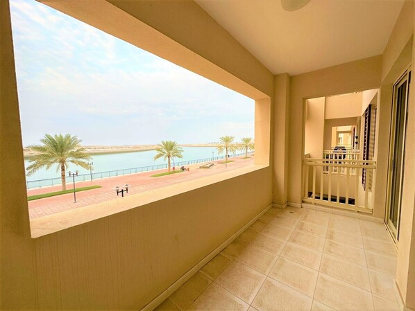 Apartment (2 Bedrooms) | Balcony - Amazing 2B With Lagoon View in Ras Al Khaimah (Ras Al Khaimah)