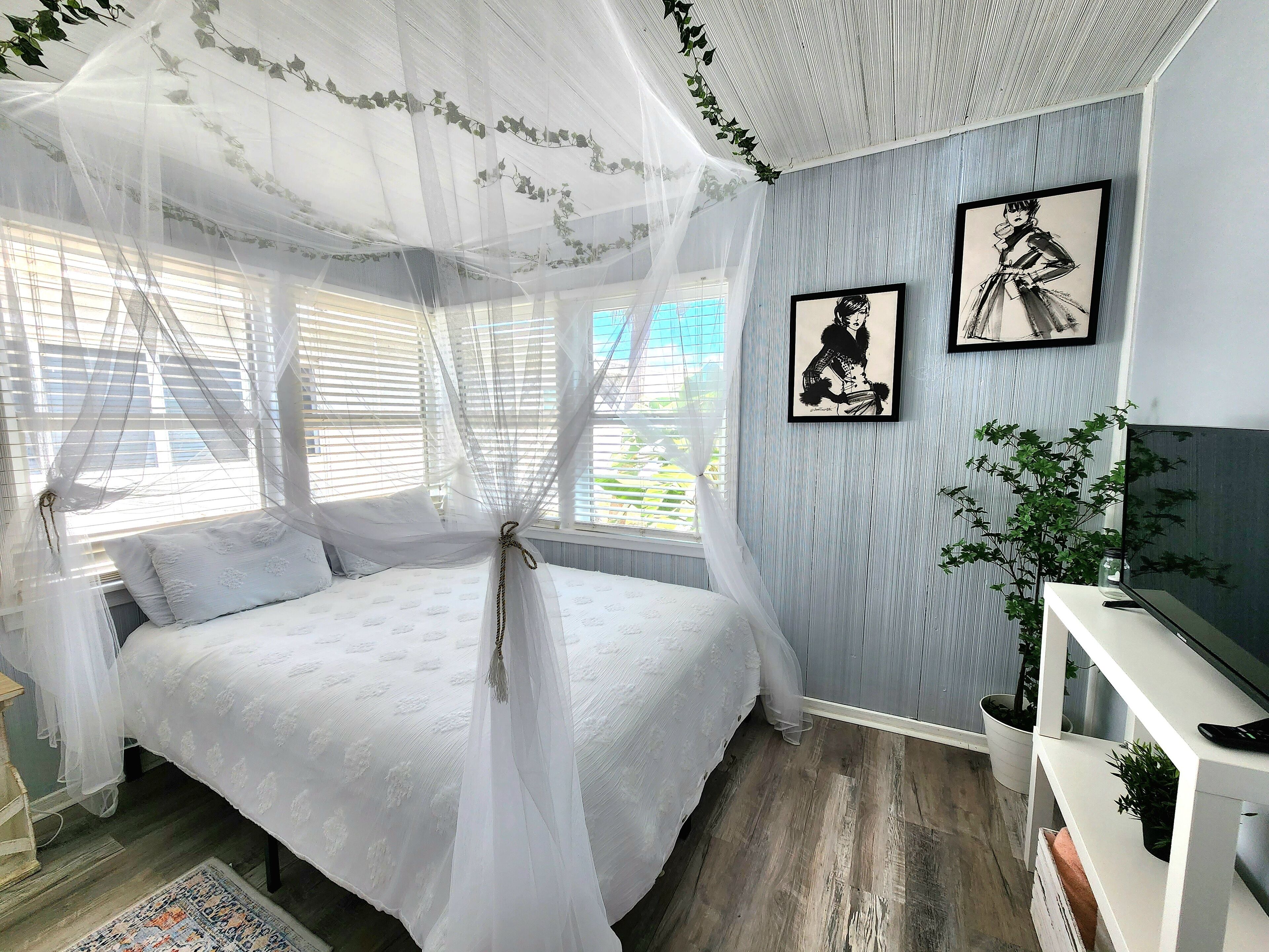 Cozy Bright Modern Studio - 1.5 miles to Beach & 2 min. to Downtown!