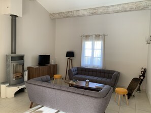 Televisie, een open haard en een printer